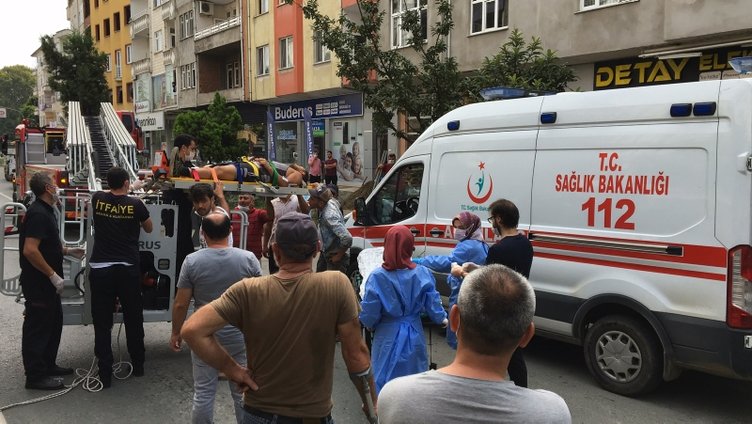 Bir anda ölümle burun buruna gelen Özkan'ın ayağı monte edilen çatı parçalarına takıldı.