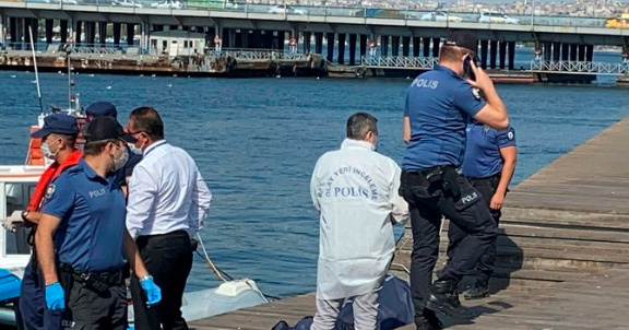 İhbar üzerine olay yerine sağlık ve polis ekipleri sevk edildi. Buradaki ekipler, denizdeki cesedi alabilmek için Deniz Limanı Şube Müdürlüğü ekiplerinden yardım istedi.