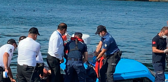 40 yaşlarında olduğu anlaşılan erkek şahsın yaşamını yitirdiği belirlenirken vatandaşlar durumu film izler gibi izledi.