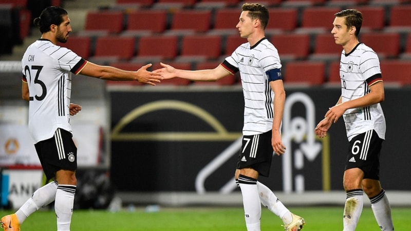 Maçta Türk asıllı Alman futbolcu Emre Can da forma giydi.