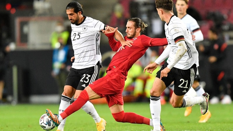 Oyuncunun neden böyle davrandığı hala anlaşılmasa da kullanıcılar, Türk bir futbolcunun Türkçe sorulara Almanca yanıt vermesini sert bir dille eleştirdi.