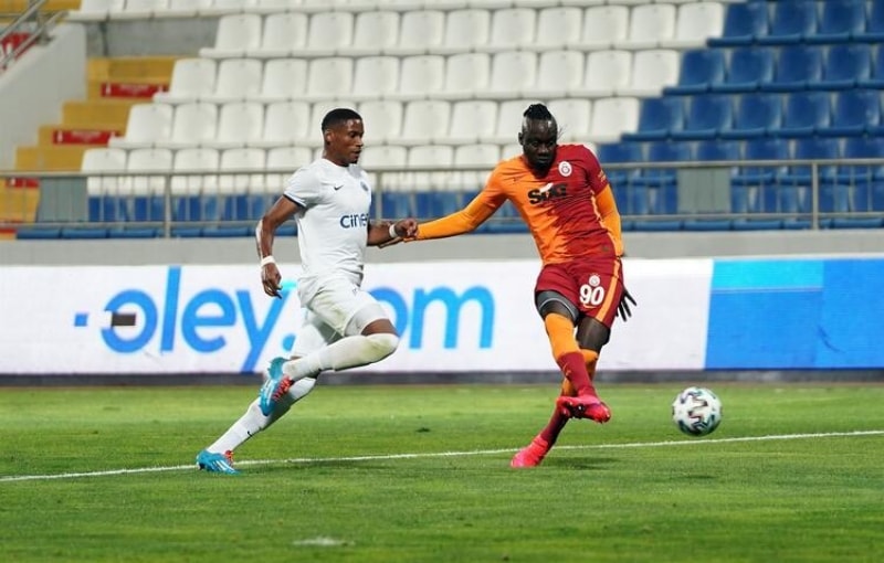 Gazeteci Hıncal Uluç ise bunu kaçmak olarak nitelendirdi.