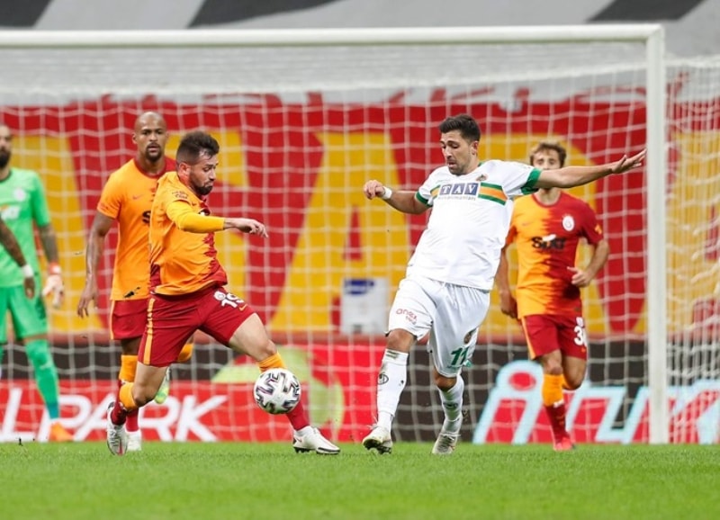 Alanyaspor çok iyi oynamadı. Galatasaray çok iyi oynamayan Alanyaspor'a yenildi, bu daha da düşündürücü. Younes Belhanda ve Sofiane Feghouli'yi dinlendiriyor hoca. Radamel Falcao için de 'Neden çıktı?' demek. Galatasaray 60'tan sonra 80'e kadar iyi oynadı.