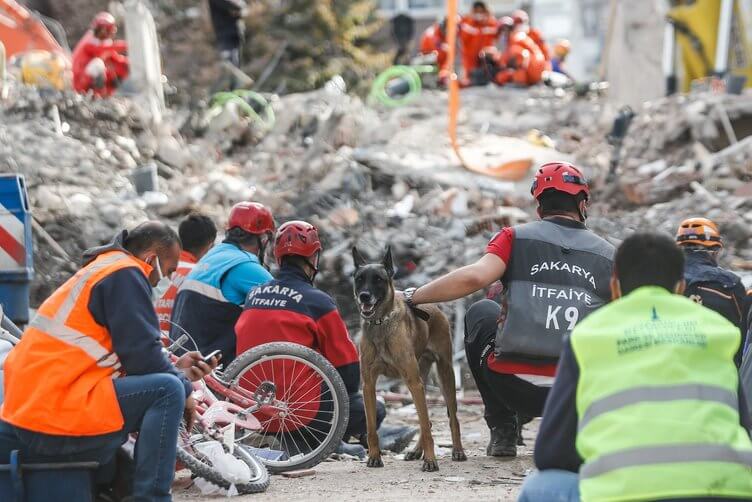 Depremde 17 bina yıkılarak enkaz yığınlarına döndü.