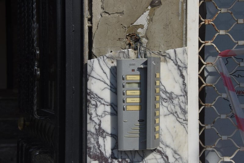 Depremde pek çok bina ağır hasar aldı. Sular çekildi, bir vatandaş da yükselen sularda boğularak can verdi.