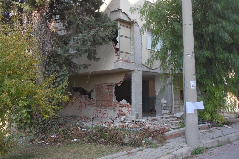 Enkaz yığınlarına dönen binalar, çalışmalar bittikten sonra kaldırıldı.