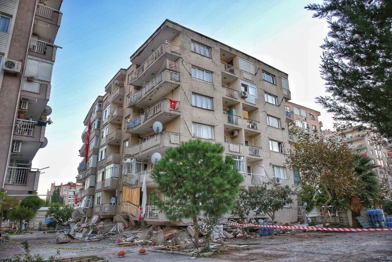 Yıkılması muhtemelen binalar da yıkılacakları günü beklemeye başladı.