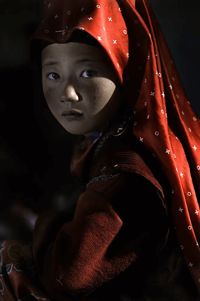 2020 ND Fotoğraf Yarışması'nın Acemiler kategorisinde Yılın İnsan Keşfi Ödülünü alan İtalyan fotoğrafçı Nicola Ducati'nin Benim Kırmızı Pamir isimli fotoğraf serisi, Afganistan'da Pamir Kırgızları'nın yaşadıkları Pamir Dağları'ında çekildi.