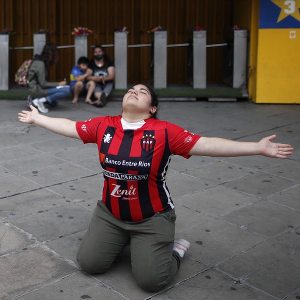 Tüm spor camiası, efsane futbolcu Maradona'nın ölümünden büyük üzüntü duydu.