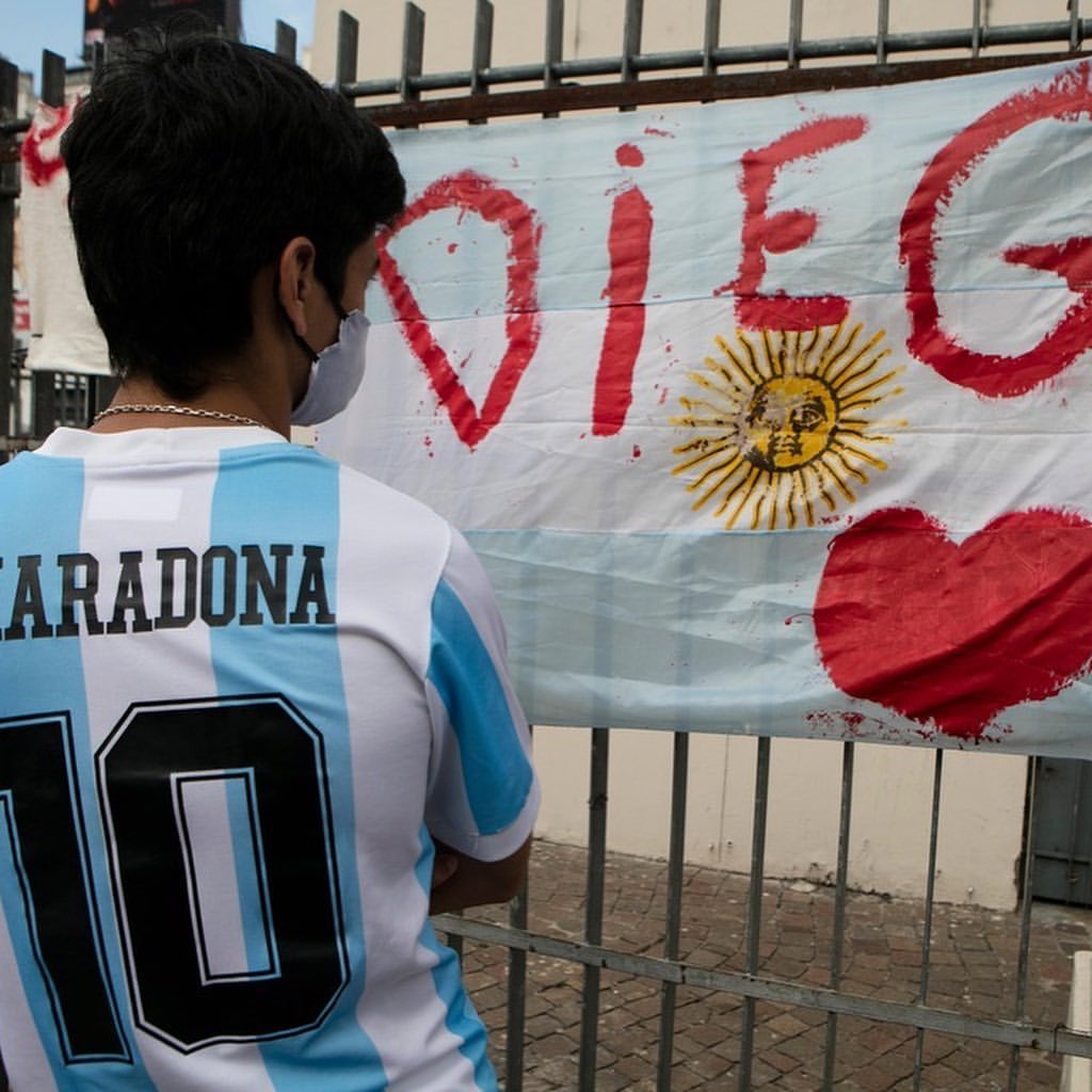 60 yaşında yaşamını yitiren Maradona için halk sokağa döküldü.