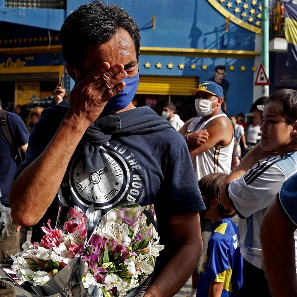 Maradona'ya kalp masajı yapılsa da efsane futbolcu ne yazık ki hayata tutunmayı başaramamıştı.