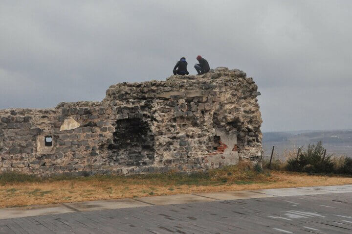 Bu surların yüksekliği 10-12 metre civarında değişiyor.