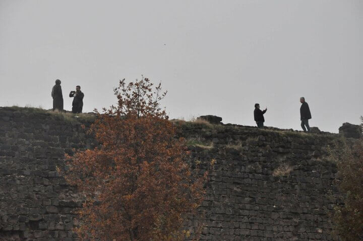 Vatandaşların halen canları pahasına surlara tırmanarak fotoğraf çektiği görülüyor.