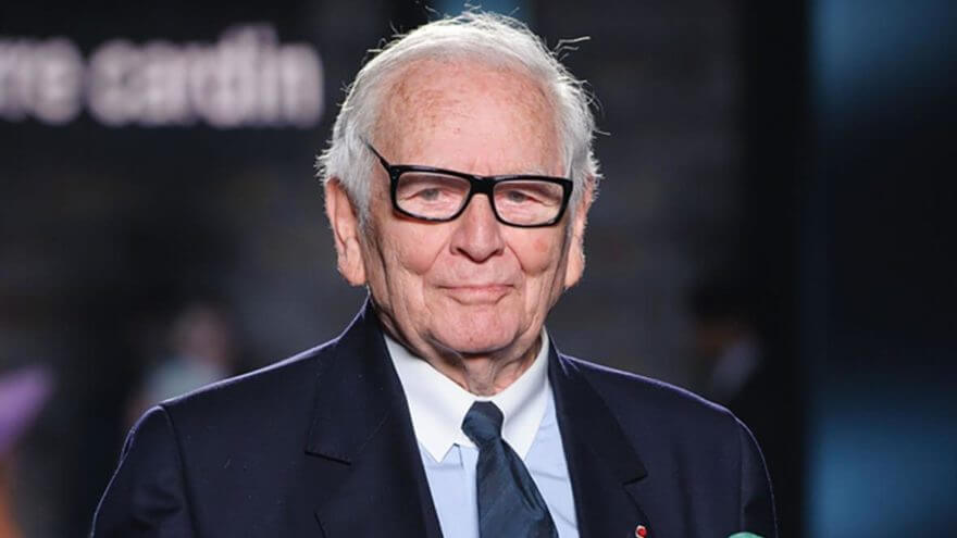 Moda dünyasında öncü isimlerden biri olan Pierre Cardin, daha önce kendisinden başka kimsenin cesaret edemediği konulara giriş yaparak adından söz ettirdi ve uniseks kavramını yerleşik hale getirdi.