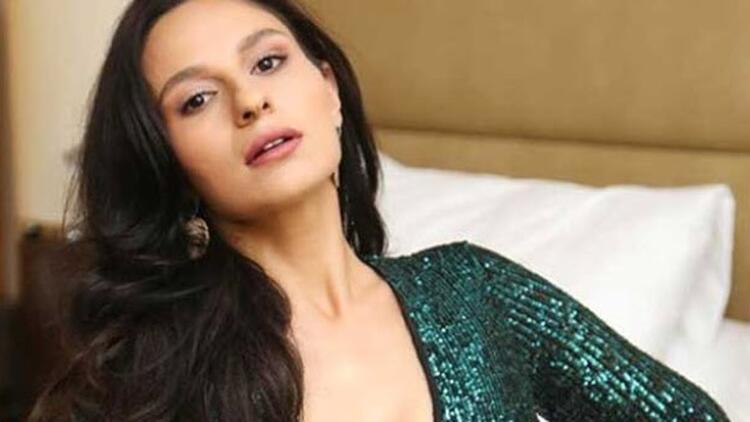 Başarılı bir öğrencilik geçiren Selin, bölümünden mezun olduğu gibi Haluk Bilginer ile Oyun Atölyesi'nde Macbeth, Don Juan'ın Gecesi gibi profesyonel oyunlarla kariyerine başarılı bir giriş yaptı.