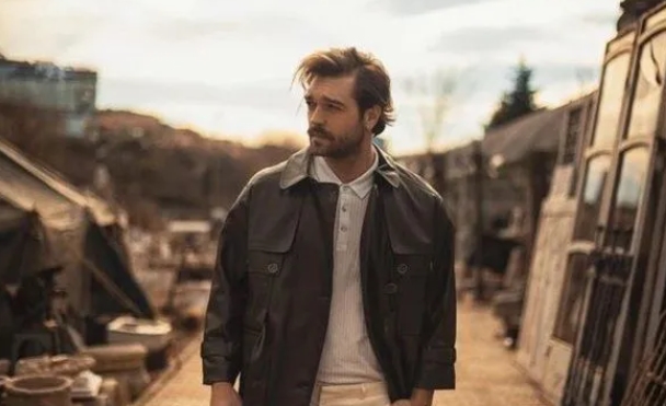 İmaj değişikliğine de giden Furkan Andıç, yeni haliyle objektiflere poz verdi.