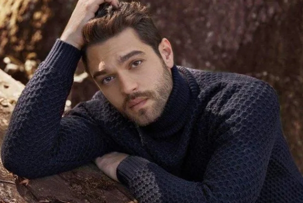 Furkan Andıç, Fethi Karaduman'ın yaptığı fotoğraf çekiminde yeni imajıyla objektif karşısına geçti. Ünlü oyuncu yeni imajıyla hayranları da şaşırttı.