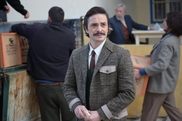 Dizinin konusu ise; 1963, Kıbrıs’ta Türkler ve Rumlar yan yana yaşamaktadır. Adanın pastoral coğrafyasında neşeli hayatlarını süren sakız tüccarı Dereli ailesi, Kanlı Noel olarak bilinen olayların başlaması ile diğer Türk aileler gibi saldırıya uğrar.