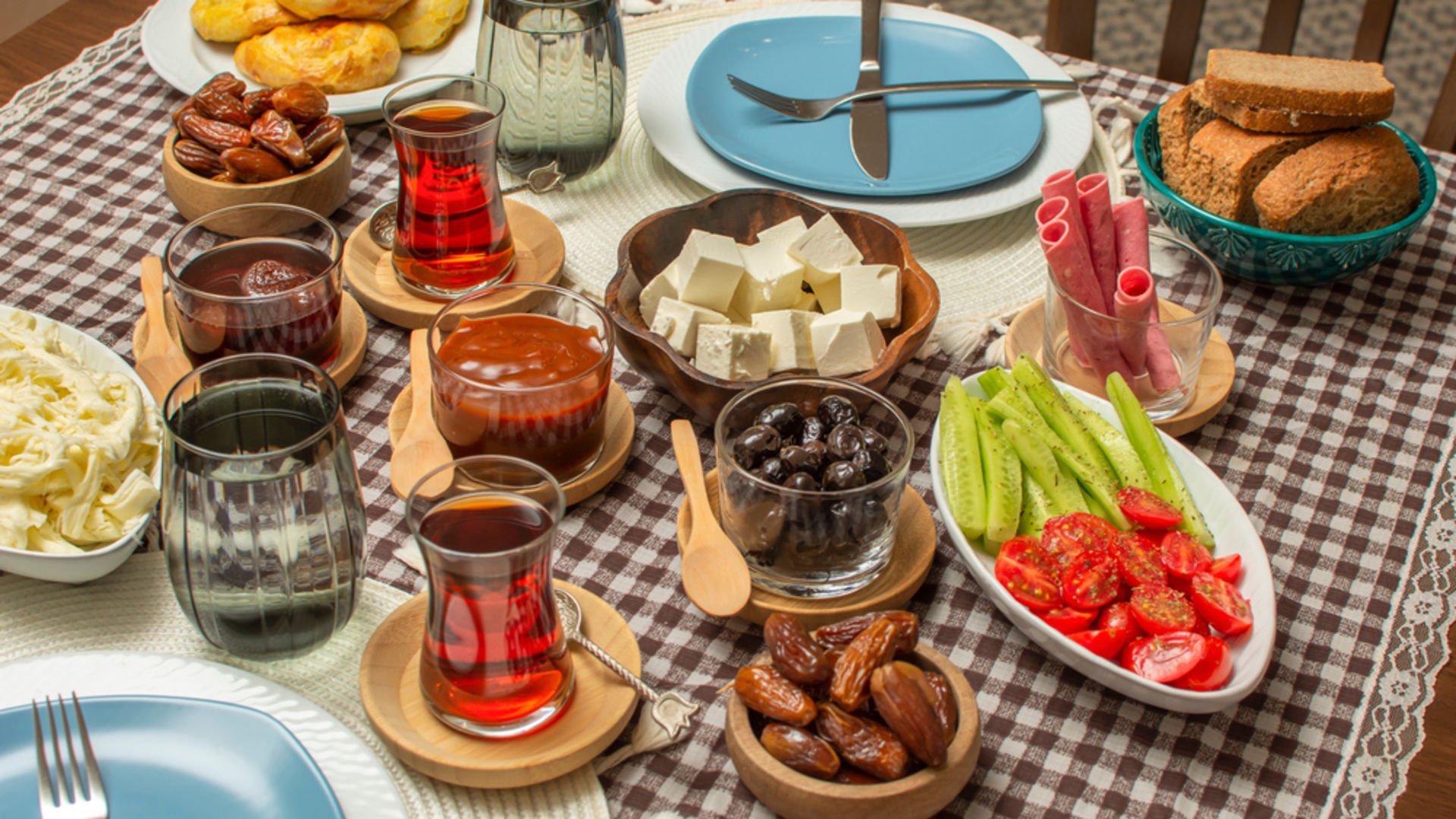 Можно ли пропускать сухур. Завтрак в Рамадан. Завтрак на ифтар. Завтрак на сухур. Традиционный завтрак в Казахстане.
