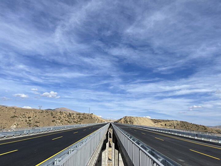 Sarıkamış sınırlarında inşa edilen Karakurt Barajı'nda su tutulmaya başlamasıyla yaklaşık 2 yıl önce Sarıkamış-Horasan kara yolu ulaşıma kapatılmış, Karaurgan köyü üzerindeki alternatif yol kullanılmaya başlanmıştı.