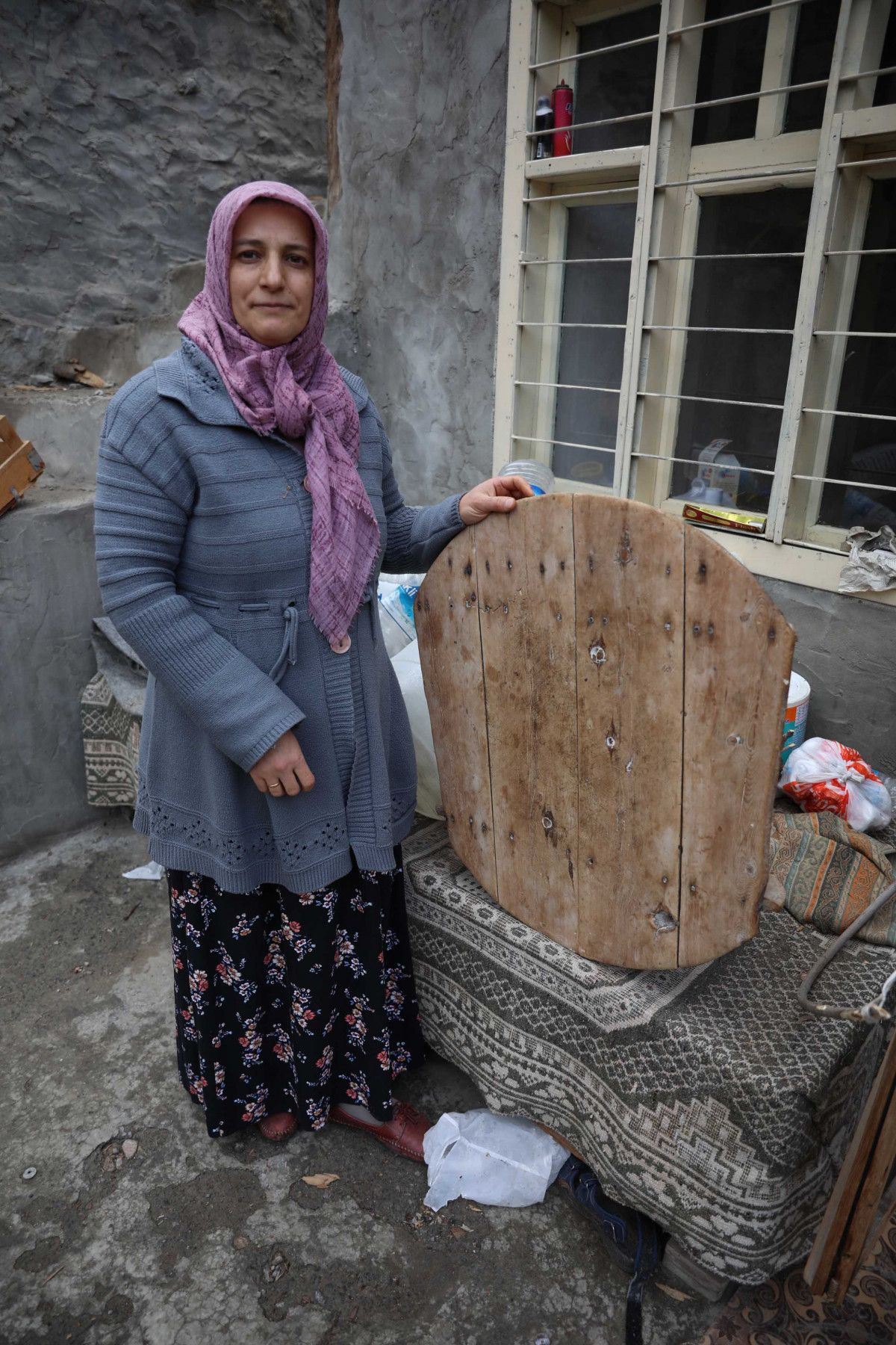 Su seviyesinin yükselmesi ile Artvin-Erzurum arasındaki eski kara yolu da sular altında kaldı. Güvenlik gerekçesiyle eski yol, ilçe merkezine yakın noktadan toprak dökülerek kapatıldı.
