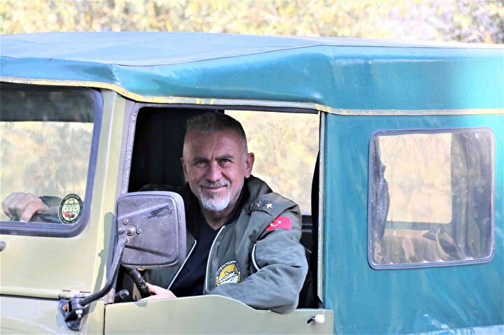 Emekli olduktan sonra kendine hobi olarak bir iş yeri açan Bilir, daha çok eski tip arazi cipleri üzerine çalışmaya başladı. Bilir, 2019 yılında kendisinin de “çocukluk aşkım