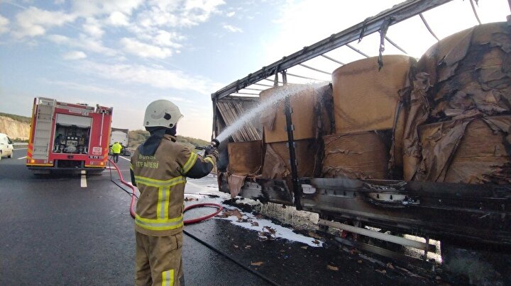 Sürücünün son anda yangını farkedip emniyet şeridine çektiği TIR’ın kupa bölümünü dorseden son anda ayıran sürücü daha sonra yangın tüpü ile alevlere müdahale etmek istedi.