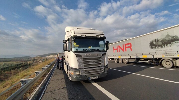 Yangın kısa sürede büyüyerek dorseyi sardı. Rulo karton yüklü olduğu belirlenen dorse bir anda alev topuna dönerken olay yerine gelen itfaiye ekipleri yanan dorseye müdahale etti.