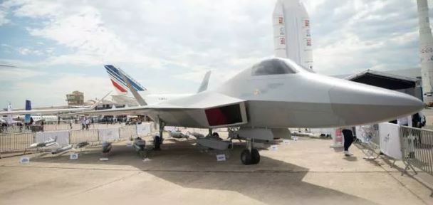 İlk etapta 4.5 nesil olarak nitelendirilecek Milli Muharip Uçak’ın, nihai aşamada 5. nesil statüsüne ulaşması hedefleniyor. Halihazırda ABD üretimi F-22 ve F-35 savaş uçakları, 5. nesil savaş uçakları olarak biliniyor.