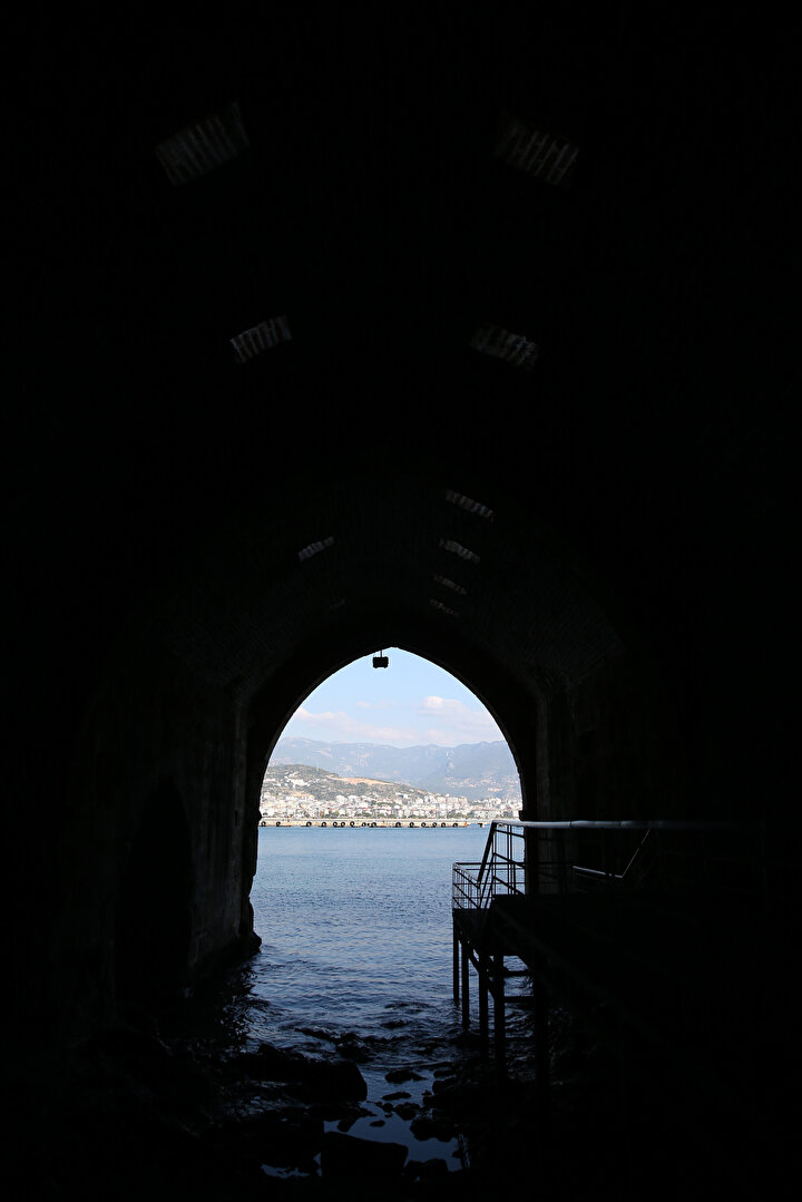 Roma, Bizans, Selçuklu ile Osmanlı medeniyetlerine ev sahipliği yapan ve UNESCO Dünya Mirası Geçici Listesi'nde yer alan Alanya Kalesi, mimari yapıları, tersanesi ve Kızılkule'si ile dikkati çekiyor.