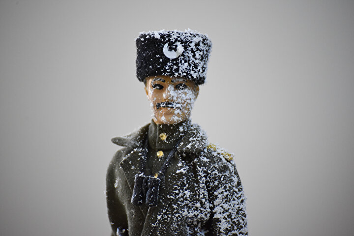 Bir yıl araştırma yaptığı konuyu bir yıl boyunca da el emeğiyle işleyen Erdoğan, Enver Paşa ve bazı subaylar ile asker figürlerinin yer aldığı eserini, Kars'ın Sarıkamış ilçesinde 6-8 Ocak'ta düzenlenecek harekatın 108. yılında anma etkinliklerinde sergileyecek.