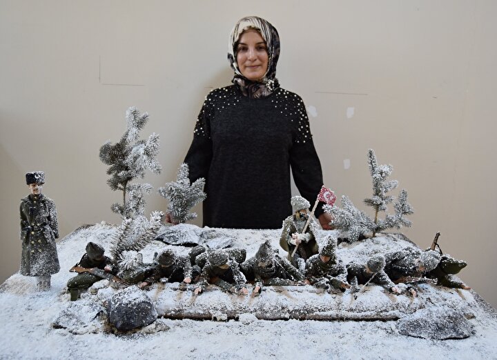 9 askerin yan yana gözleri karşıya bakar şekilde elleri tetikte, kaskatı kesilmiş bir şekilde donduklarını, Allah'a teslim olduklarını ve yine yanında ayakta duran subaylarımızın donarak şehit olduğunu anlatan bir tasvirden etkilenerek bu tasarımı çalıştım.