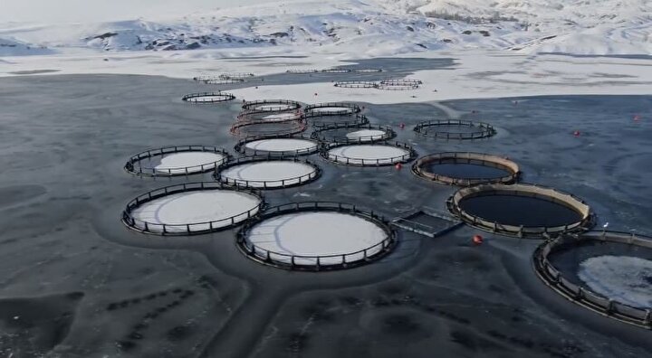 İmranlı, doğusunda Erzincan iline bağlı Refahiye ilçesiyle, güneyinde Divriği, batısında Zara ve kuzeyinde ise Suşehri ve Akıncılar ilçeleriyle komsudur.