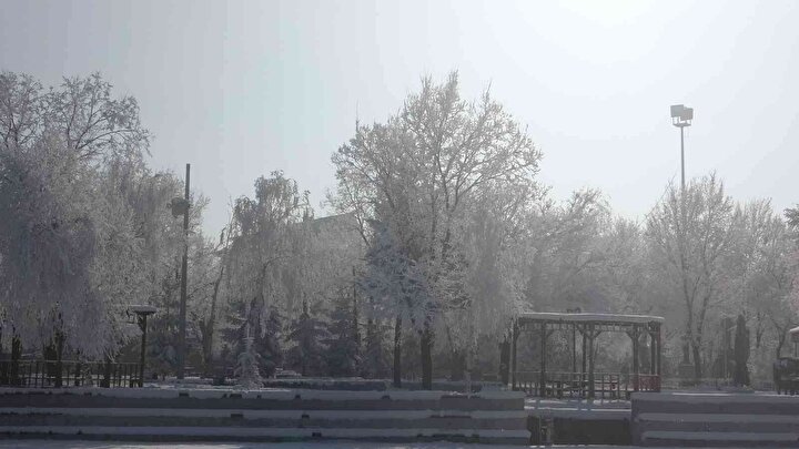 Ardahan şehir merkezinde ise gece en düşük hava sıcaklığı eksi 24,8 derece olarak ölçüldü.