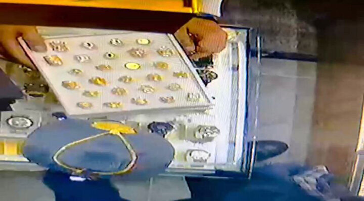 Olay, Şehzadeler ilçesindeki Kuyumcular Çarşı'nda meydana geldi. İddiaya göre, 7 Ocak'ta vitrindeki altın takılardan bir bölümünün eksildiğini fark eden kuyumcu kardeşler Esad Ömer Karaköse ve İlknur Baydar, güvenlik kamerası kayıtlarını inceledi.