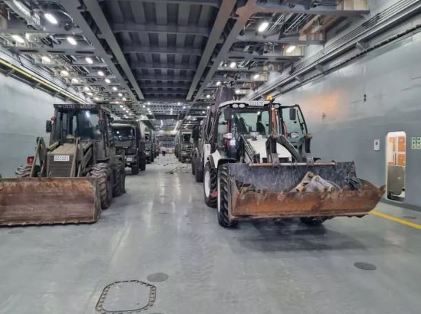 Ameliyathane hemşiresi hazır bir şekilde bekliyor. Sıhhiye askerleri bekliyor. Tıbbi sarf malzemeleri, gerekli örtüler, ilaçlar hepsi hazır bir şekilde bekliyor. Hastaları birazdan alacaklar, burası iki katlı.