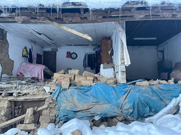 Depremin şiddetiyle dağlardan kopan büyük kayalar, Onikişubat ilçesine bağlı Avcılar Mahallesi’nde bulunan evlerin üzerine düştü. 60 haneli mahallede yaşanan felaketin ardından 1 kişi hayatını kaybetti, 4 kişi ise yaralandı.