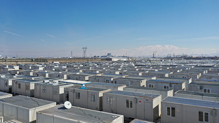Depremzedelerden Yavuz Bakay, AA muhabirine, depremin ardından devletin yanlarında olduğunu, herkesin elinden geldiğini yaptığını söyledi.