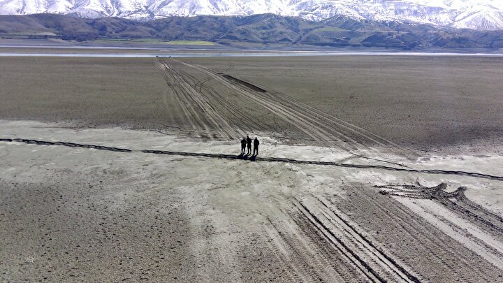 Aksoy, Uluova Fay Zonu'nun oluşturduğu 4,6 büyüklüğündeki depremin etkisiyle meydana gelen yarıkların zemin sıvılaşması olduğunu belirtti.