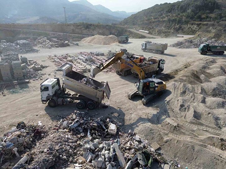 Hafriyat kamyonları yükledikleri enkazı şehre yakın bir noktaya taşımak için gün içerisinde defalarca sefer düzenliyor. Kamyonların enkazı boşalttıkları alana giderken oluşturduğu metrelerce kuyruk, drone ile havadan görüntülendi.