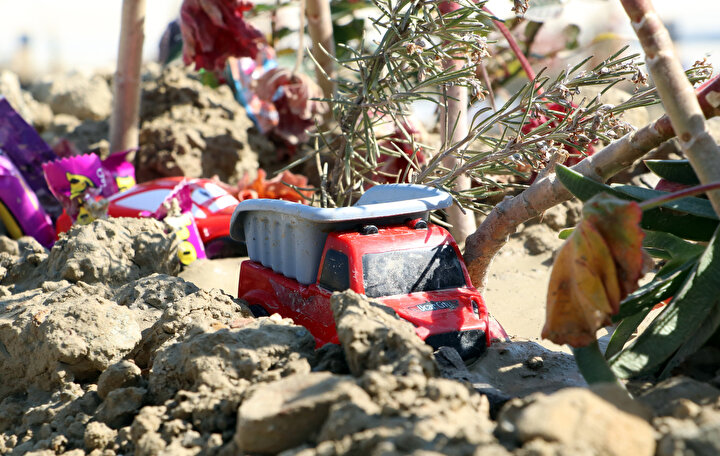 Çevre illerden gelen birçok cenazenin de defnedildiği merkez Çukurova ilçesindeki Kabasakal Mezarlığı’nda yakınlarını kaybedenler mezar başlarında uzun süre gözyaşı döktü.