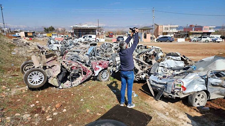 Enkazların kaldırılmaya başlaması ile birlikte hurdaya dönen araçlar da çıkartıldı.