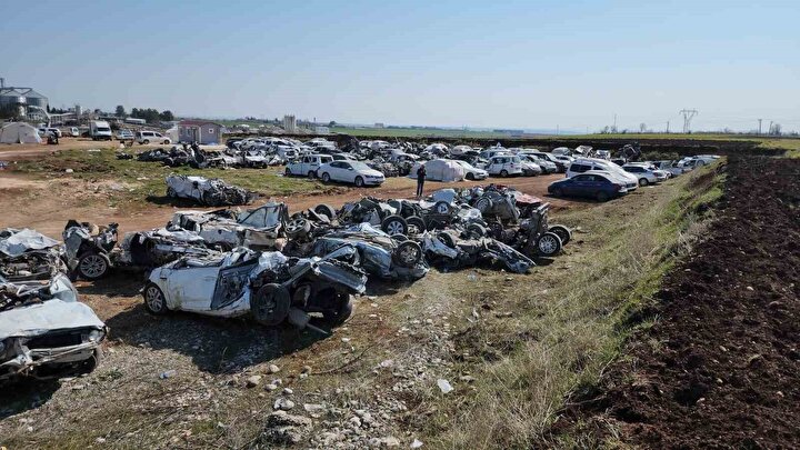 Kullanılmaz hale gelen araçların bulunduğu yediemin otoparklar dron ile havadan görüntülendi.