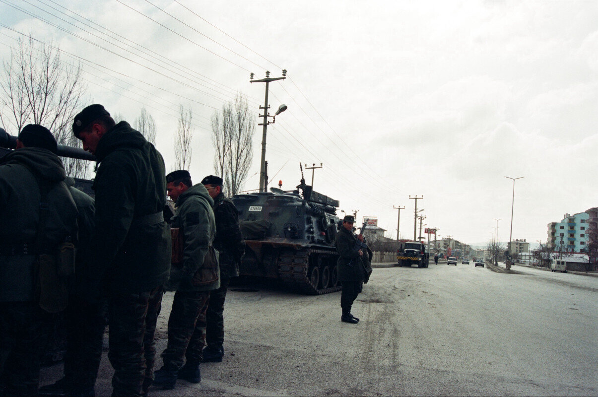 Basın mensupları, 9 saat süren tarihi MGK toplantısı için Çankaya Köşkü önünde beklemişti.