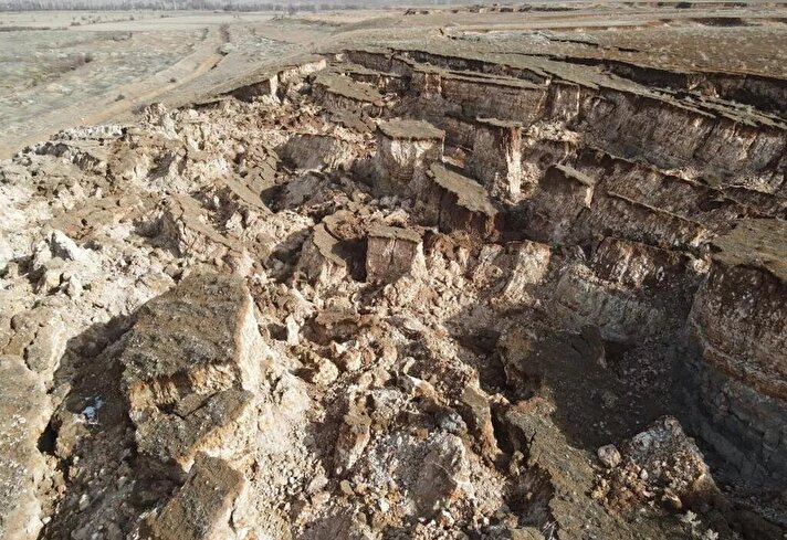 Özellikle ikinci depremin merkez üssü Elbistan ilçesine komşu Afşin ilçesi kırsalında Kuşkayası ile Karagöz mahalleleri arasında yer alan arazideki görüntü, yıkımın boyutunu en net şekilde gözler önüne serdi.