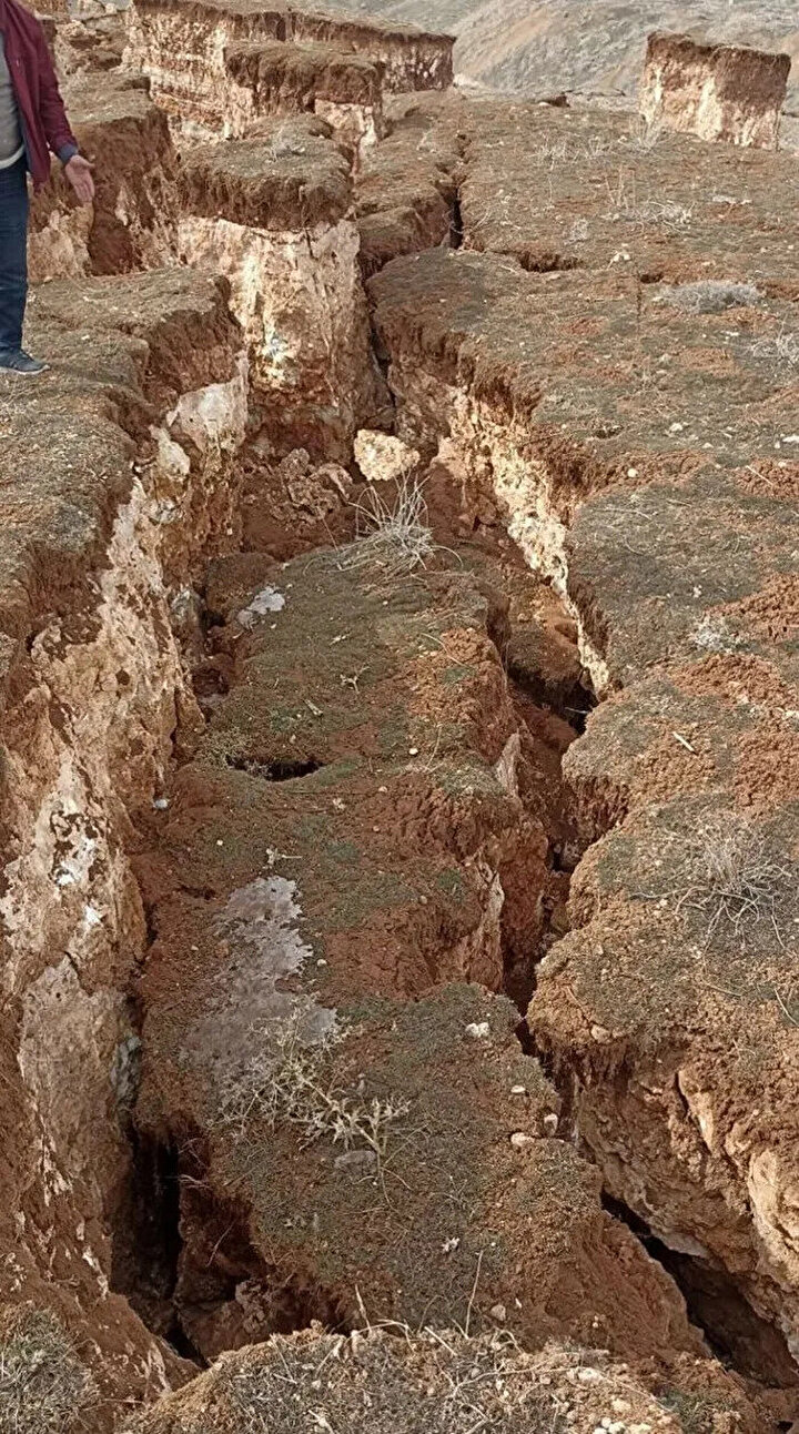 Ortaya çıkan görüntüler 11 ili yıkan deprem esnasında sarsıntının ne kadar büyük olduğu açıkça ortaya koydu.