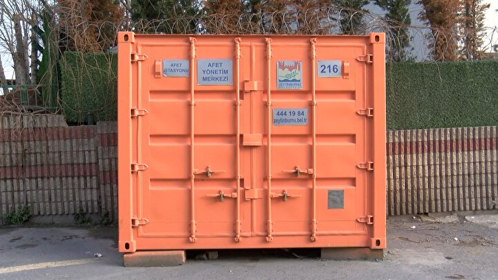 Anahtarlar mahalle muhtarları ve sorumlu kişilerde Okuyucu, afet istasyonlarının adres bilgisinin belediye, valilik ve AFAD'da olduğunu belirterek,