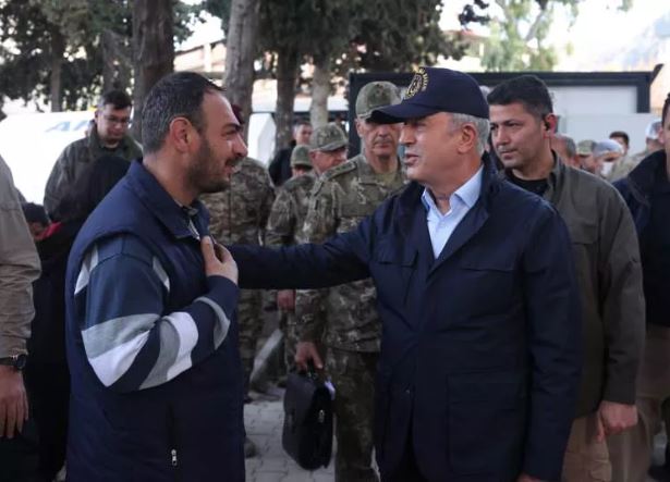 Mehmetçiğe desteğinden dolayı teşekkür eden depremzedeler,