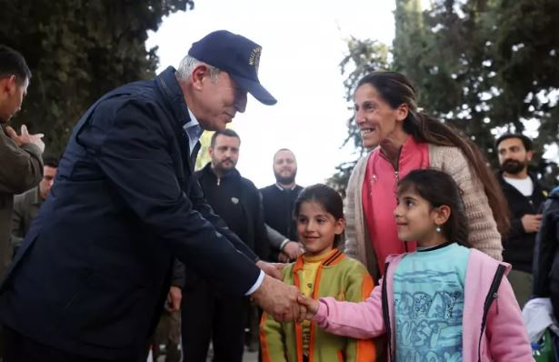 Defne ilçesi Harbiye Mahallesi'ndeki Atatürk Parkı'na giden Akar, burada Türk Silahlı Kuvvetleri İnsani Yardım Tugayı tarafından kurulan seyyar çamaşırhane, banyo ve tuvalet ile fırın ve mutfağın faaliyetlerine ilişkin bilgi aldı, talimat verdi.