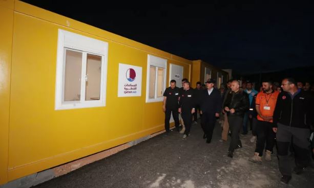 Akar, 2 bin kişilik konteyner kentin kurulum çalışmalarına ilişkin bilgi aldı, işçilerle sohbet ederek çalışmalarından dolayı teşekkür etti.